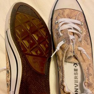 Women’s Sz 9 converse chuck Taylor shoes